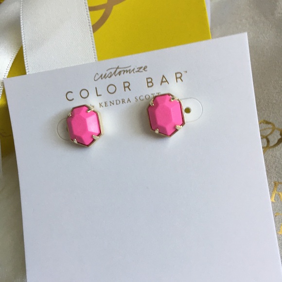 Kendra Scott Logan Earrings in Magenta - Picture 6 of 9